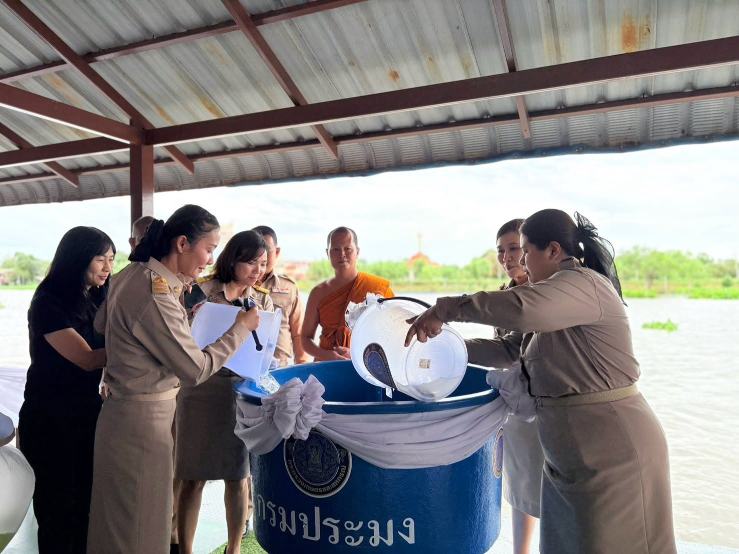 title - ส.ป.ก.นครปฐม เข้าร่วมพิธีปล่อยพันธุ์สัตว์น้ำ เนื่องในโอกาสวันคล้ายวันพระราชสมภพ สมเด็จพระนางเจ้าสิริกิติ์ พระบรมราชินีนาถ พระบรมราชชนนีพันปีหลวง